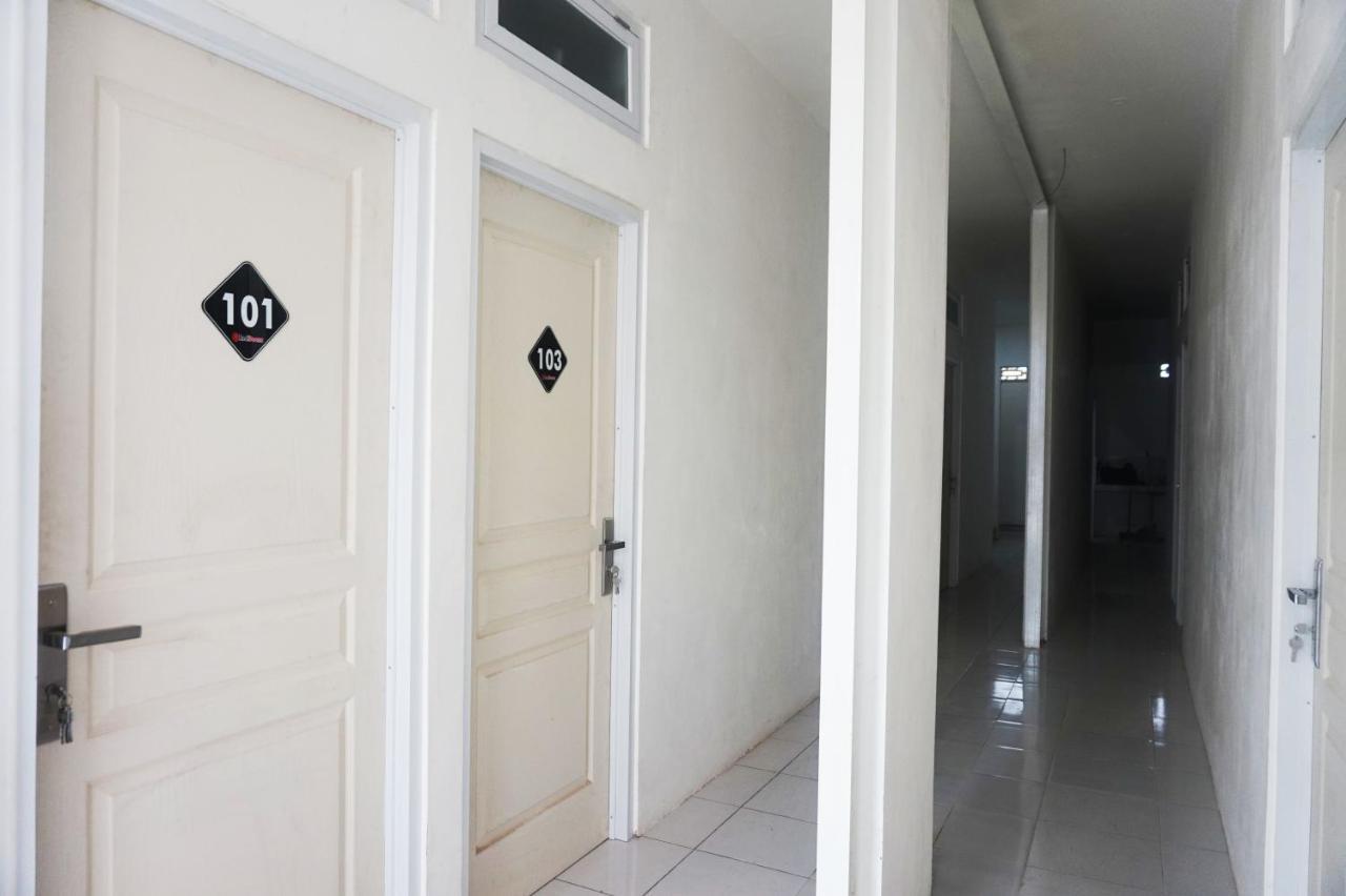 Hotel Reddoorz @ Jalan Tanjung Blitar Exterior foto