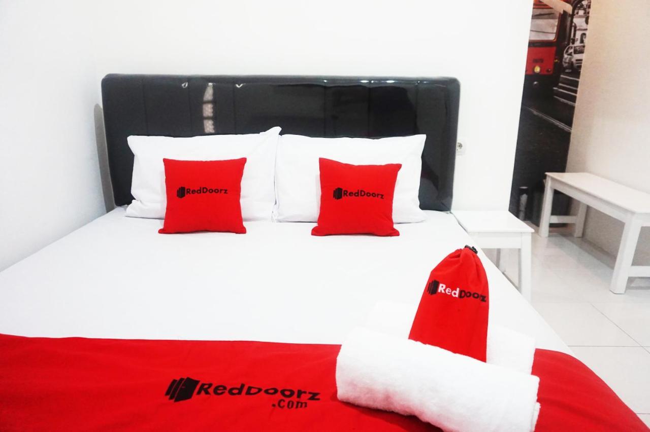 Hotel Reddoorz @ Jalan Tanjung Blitar Exterior foto